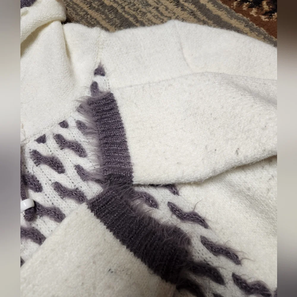 Sweater - Picture 4 of 9